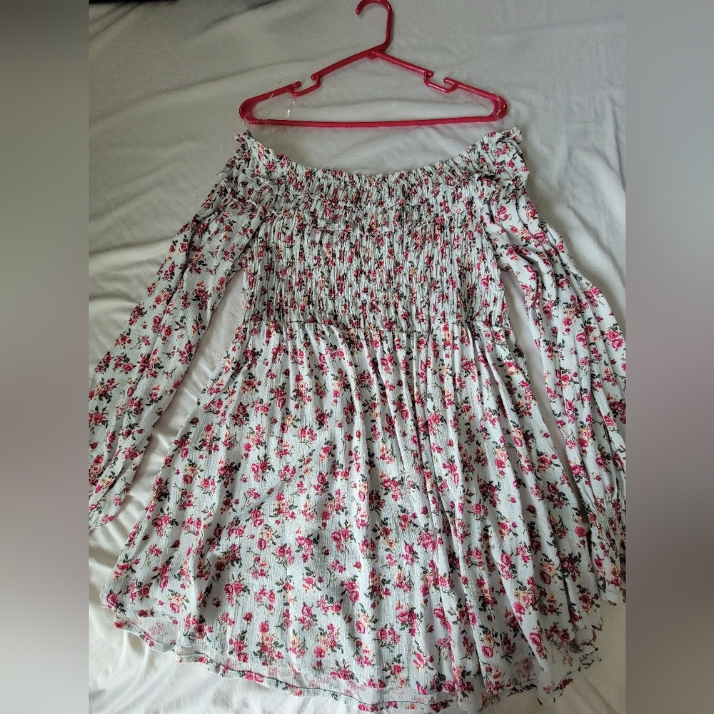 Floral Pink Blush Maternity top! Size Large! Ruched and flowy!